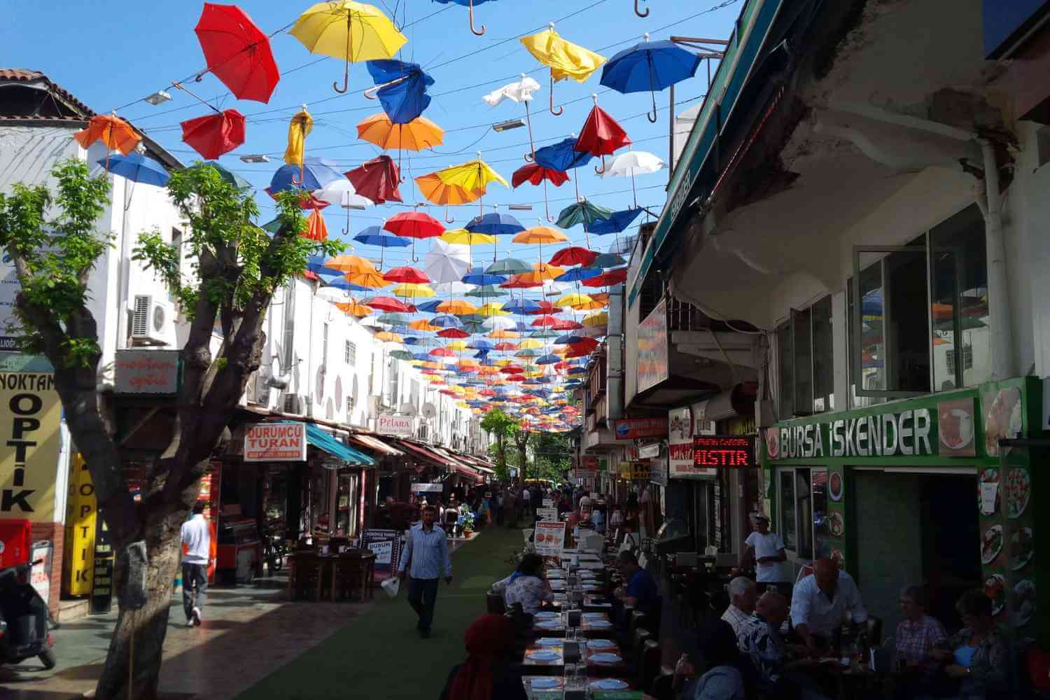 Antalya city centre is full of shops and eateries, Antalya shopping malls, the latest fashion in Antalya, and Restaurants in Antalya.
